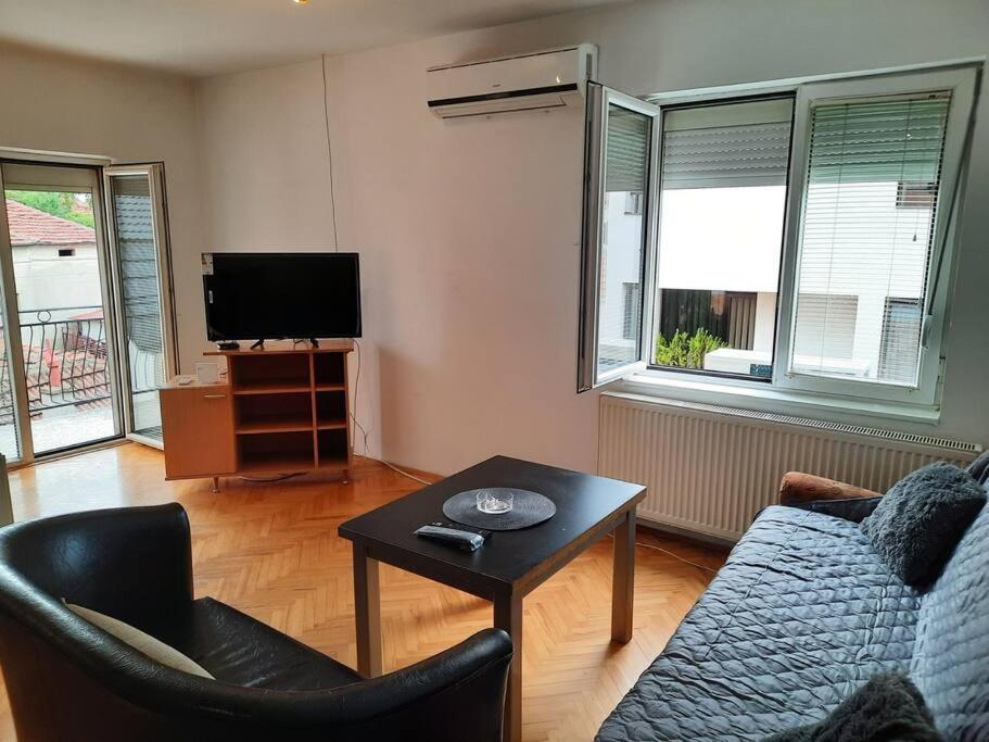 Apartman Lan - Free Parking Враня Екстериор снимка
