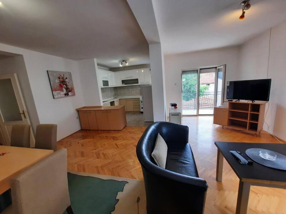 Apartman Lan - Free Parking Враня Екстериор снимка